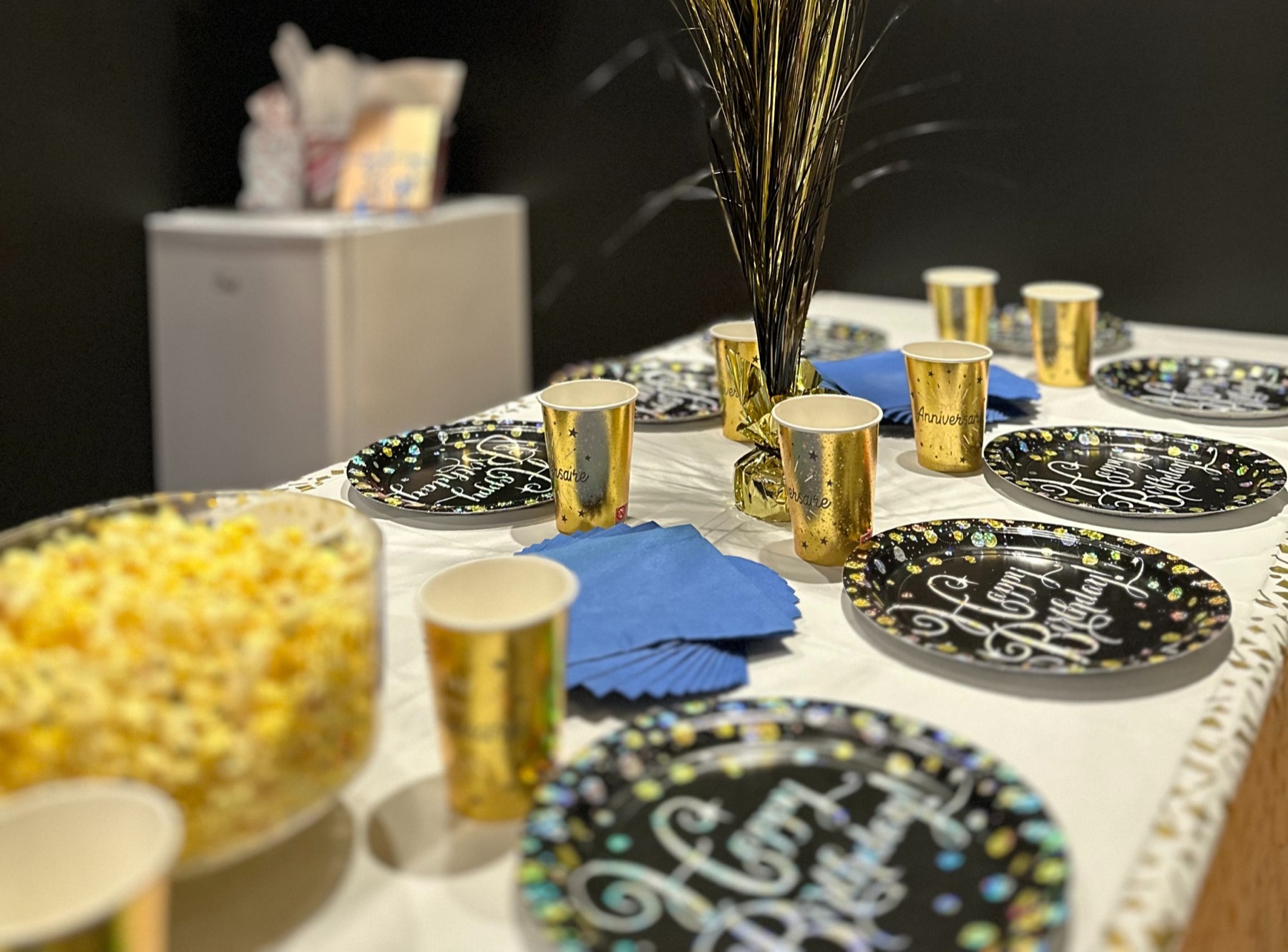 Salle d'anniversaire dressée